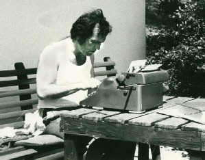 Peter Michels an der bewährten Schreibmaschine